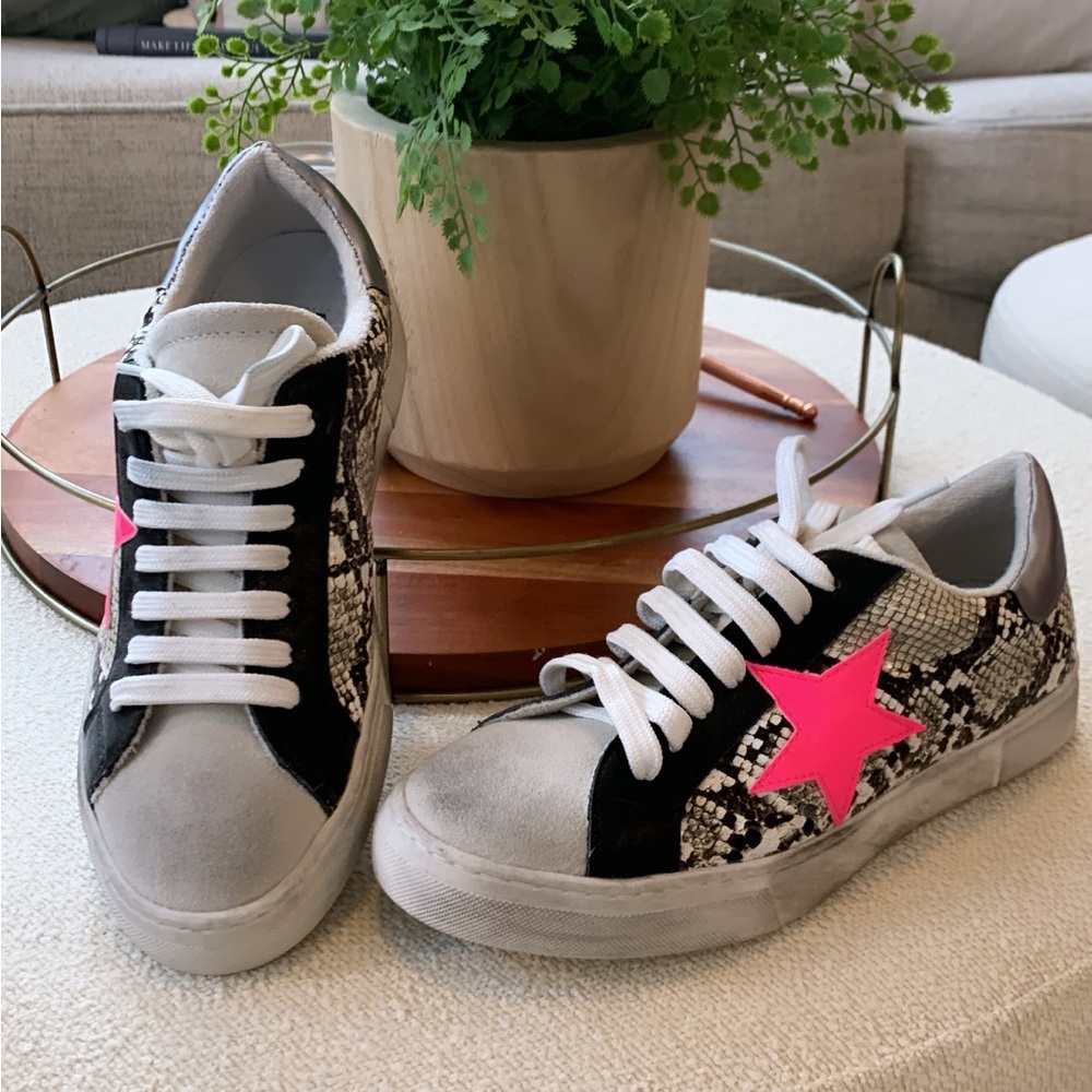 Steve Madden Size 7 sneakers. WORN ONCE. LIKE NEW.